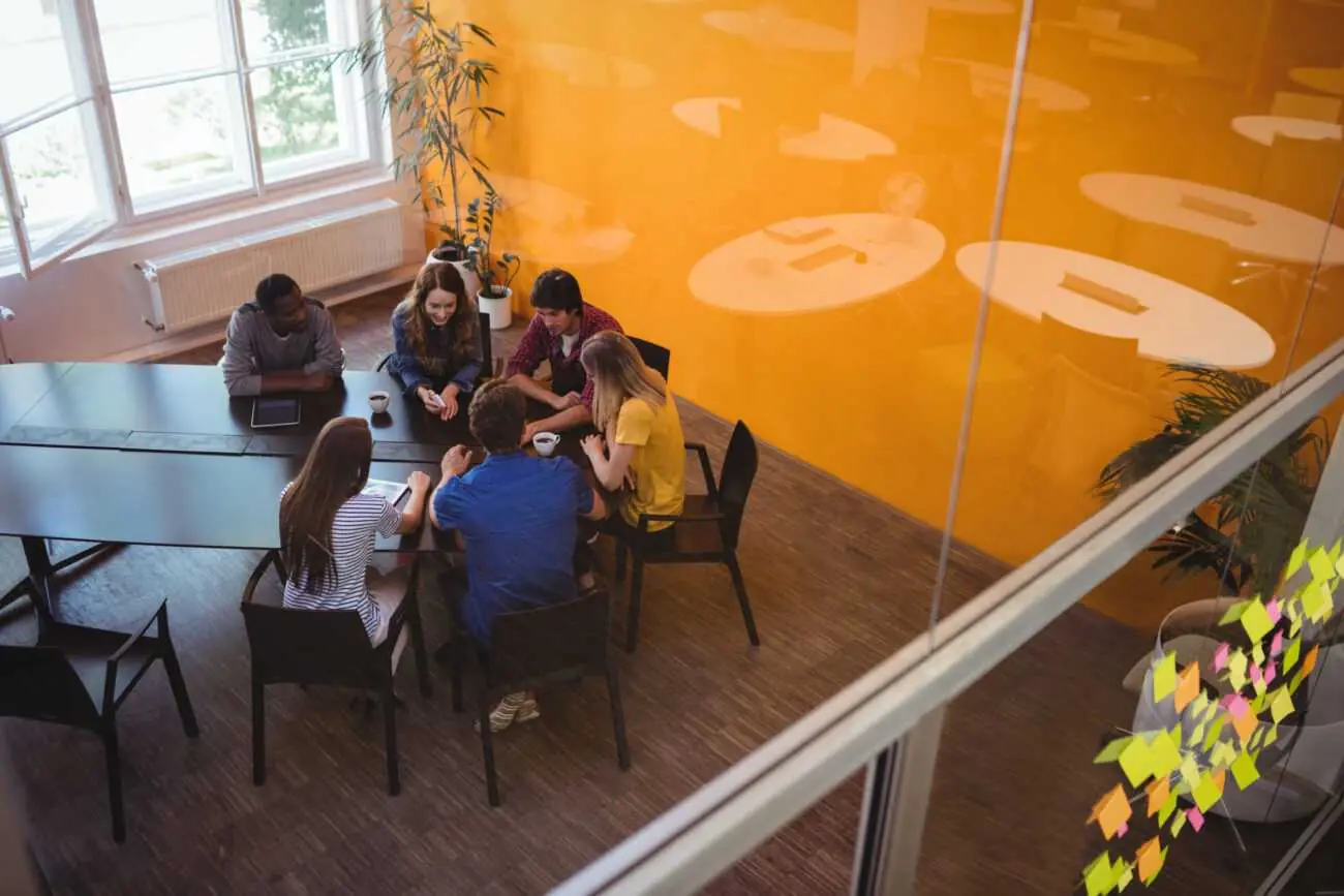 Escritório moderno de coworking com mesas compartilhadas e ambiente de trabalho colaborativo em Belo Horizonte.